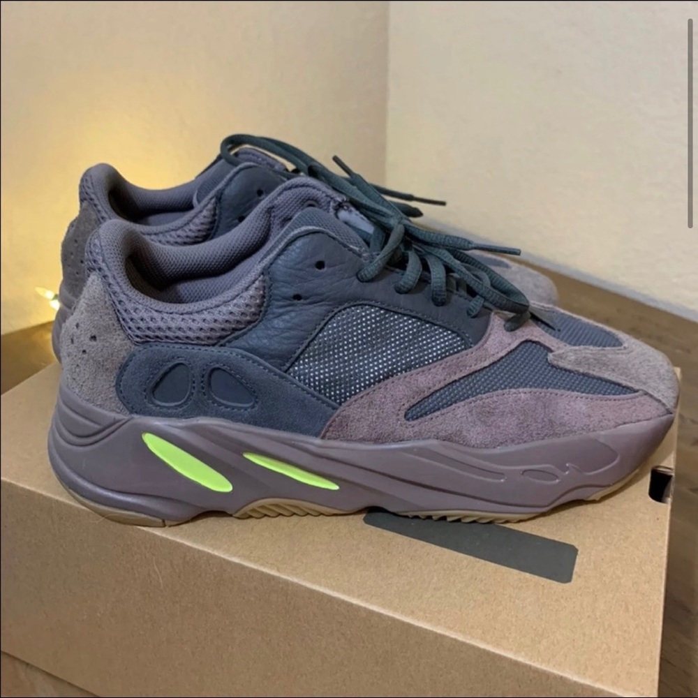 YEEZY BOOST 700 MAUVE